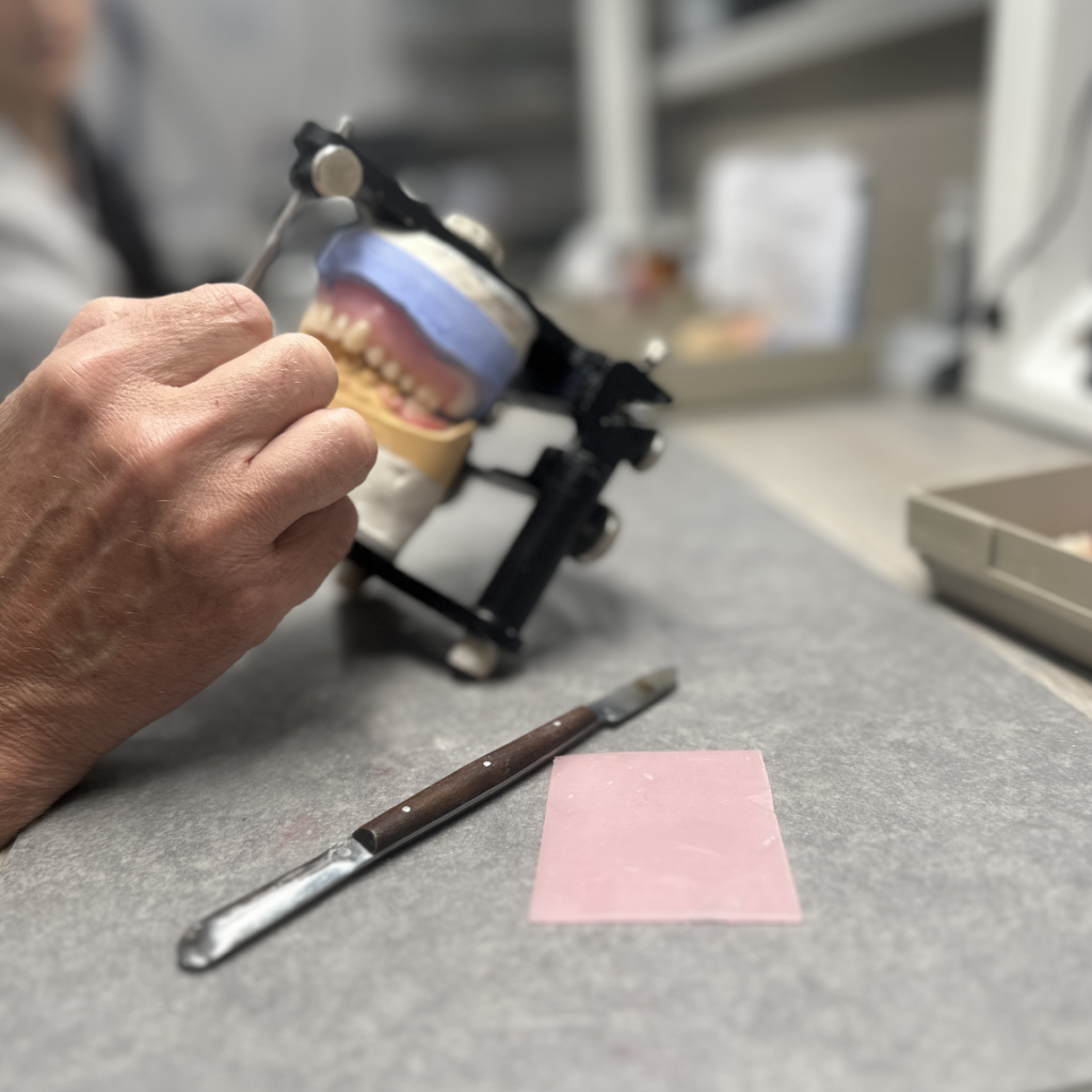 Reparatie van een gebitsprothese in het lab